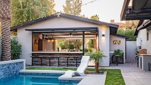 A modern house with a swimming pool, a covered outdoor kitchen area, and a bar. - Arcadia Luxury 4 Bedroom 4EnSuite Bath Heated Pool (Phoenix)