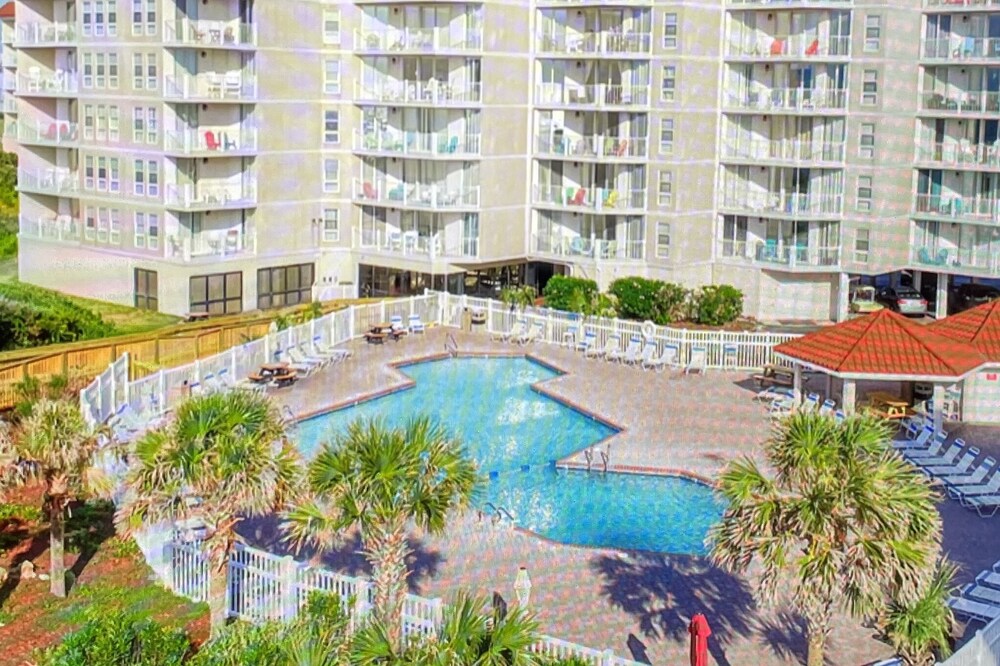 Island Breeze - Oceanfront, Pool view St Regis Condos, Linens Included ! No Pets