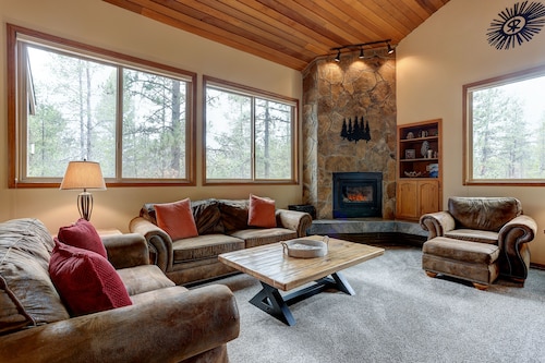 COYO18 - Beautiful, Private Hot Tub, Gas Fireplace