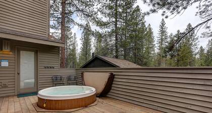 COYO18 - Beautiful, Private Hot Tub, Gas Fireplace