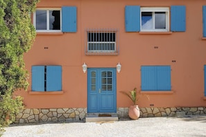 Exterior detail - Beautiful apartment with terrace (Hyères)