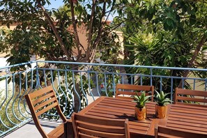 Outdoor dining - Beautiful apartment with terrace (Hyères)