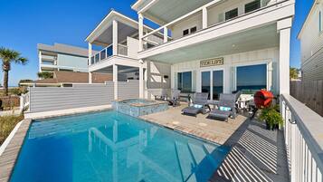 Utomhuspool och uppvärmd pool