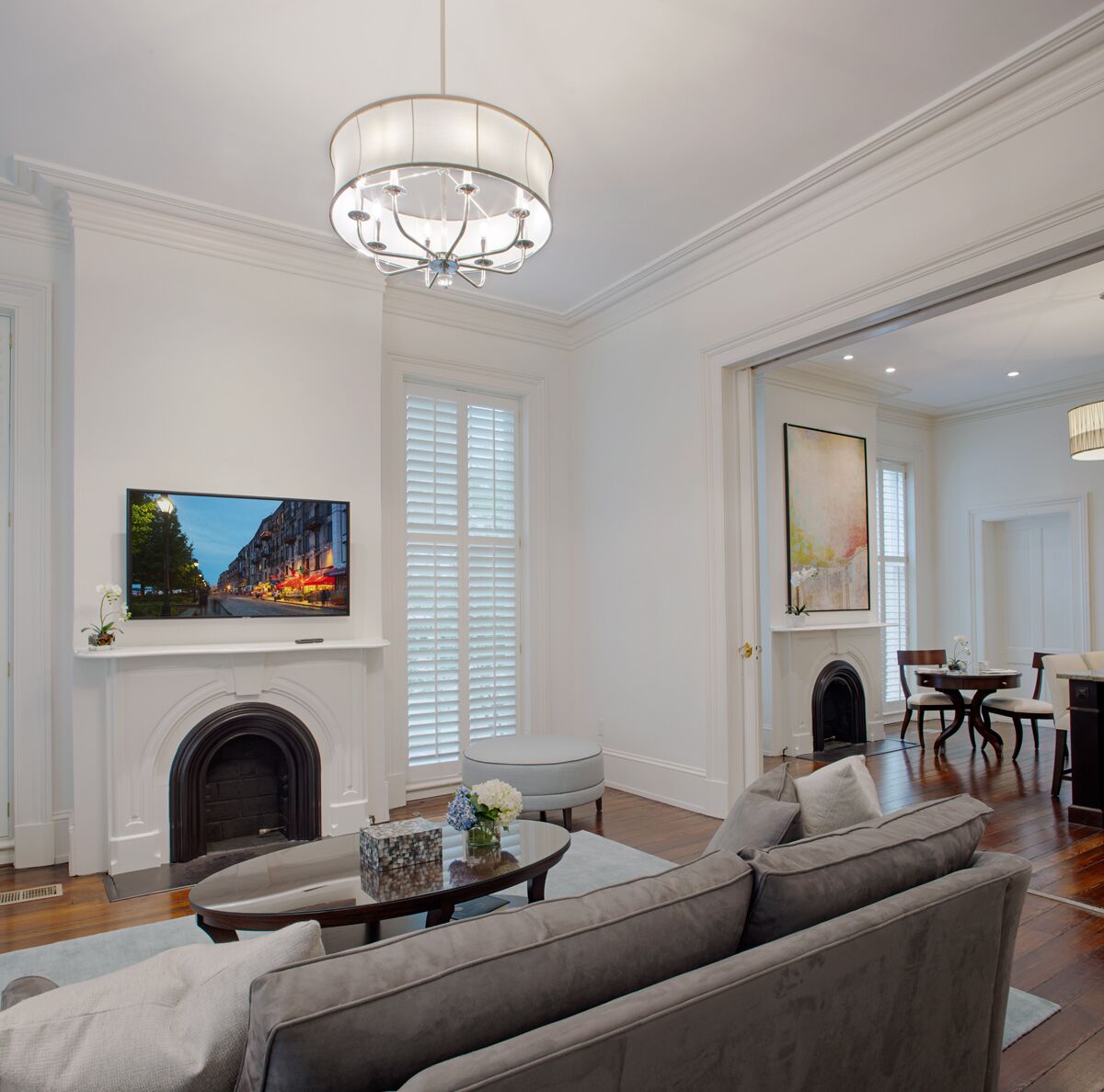 The Pearl Suite on Chippewa Square - Luxurious and Romantic