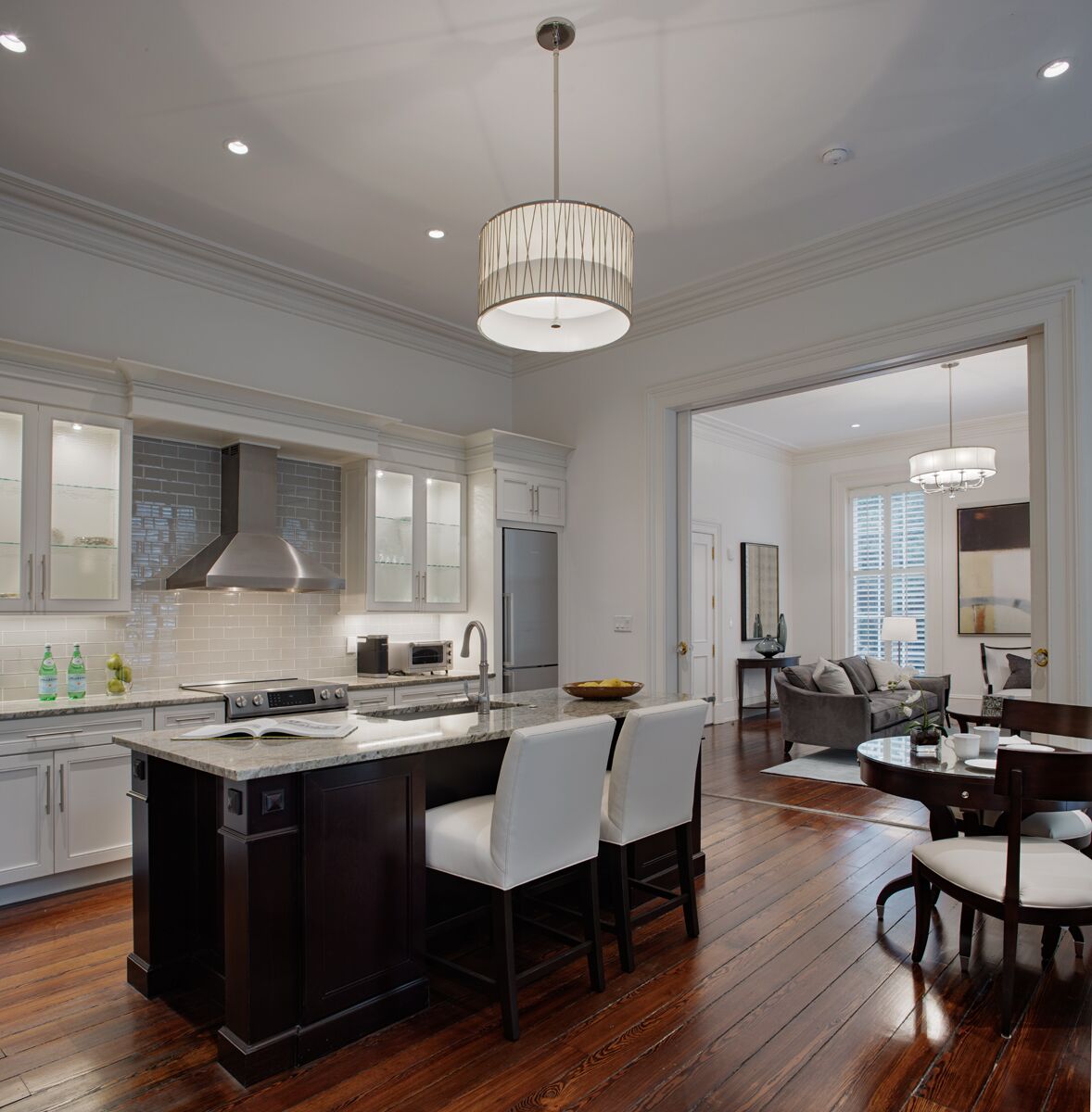 The Pearl Suite on Chippewa Square - Luxurious and Romantic