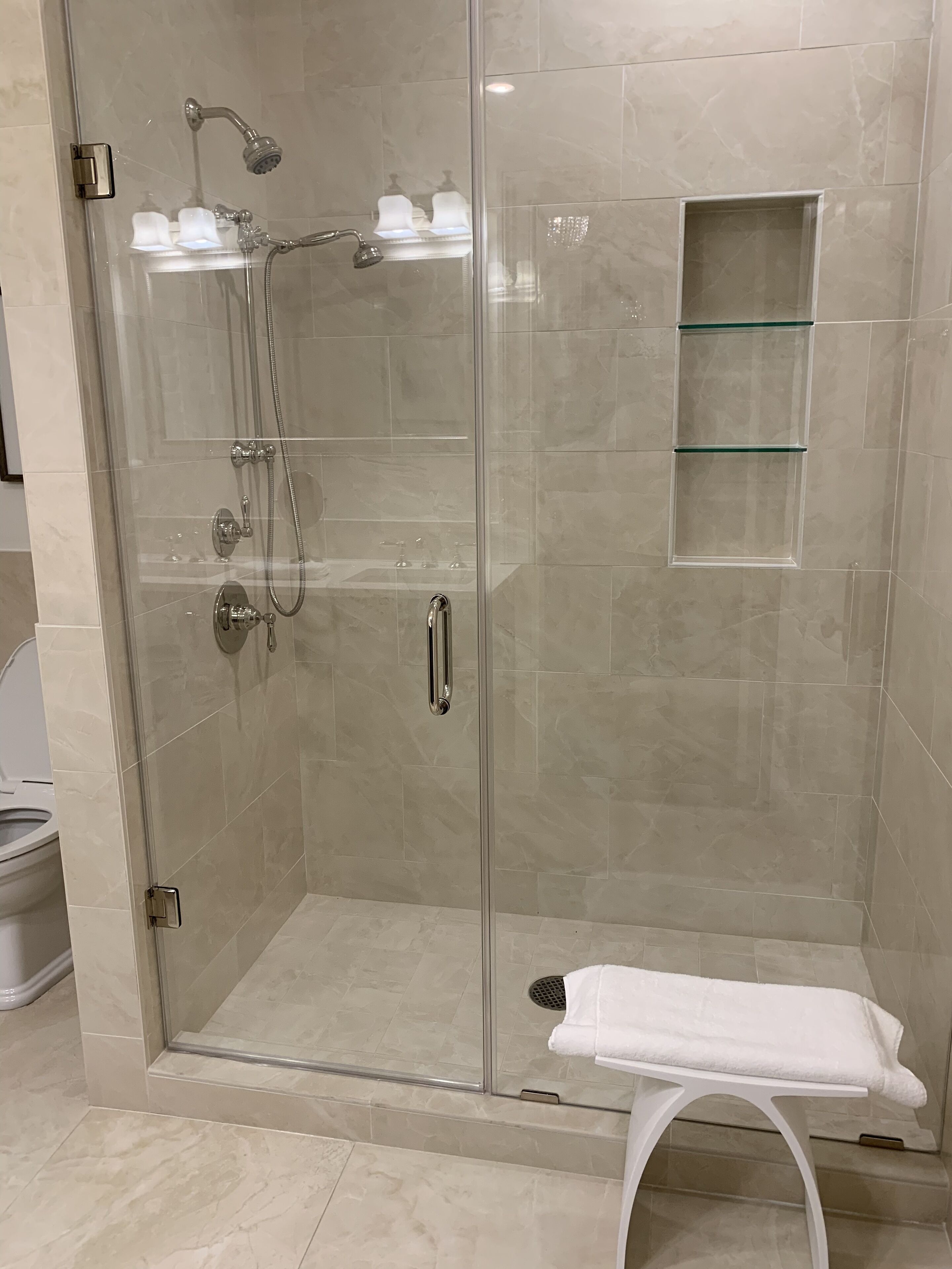 The Pearl Suite on Chippewa Square - Luxurious and Romantic