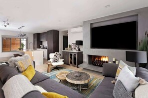 Smart-TV, Kamin, Bücher, Stereoanlage