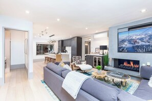 Una Smart TV, una chimenea, libros, un reproductor estéreo