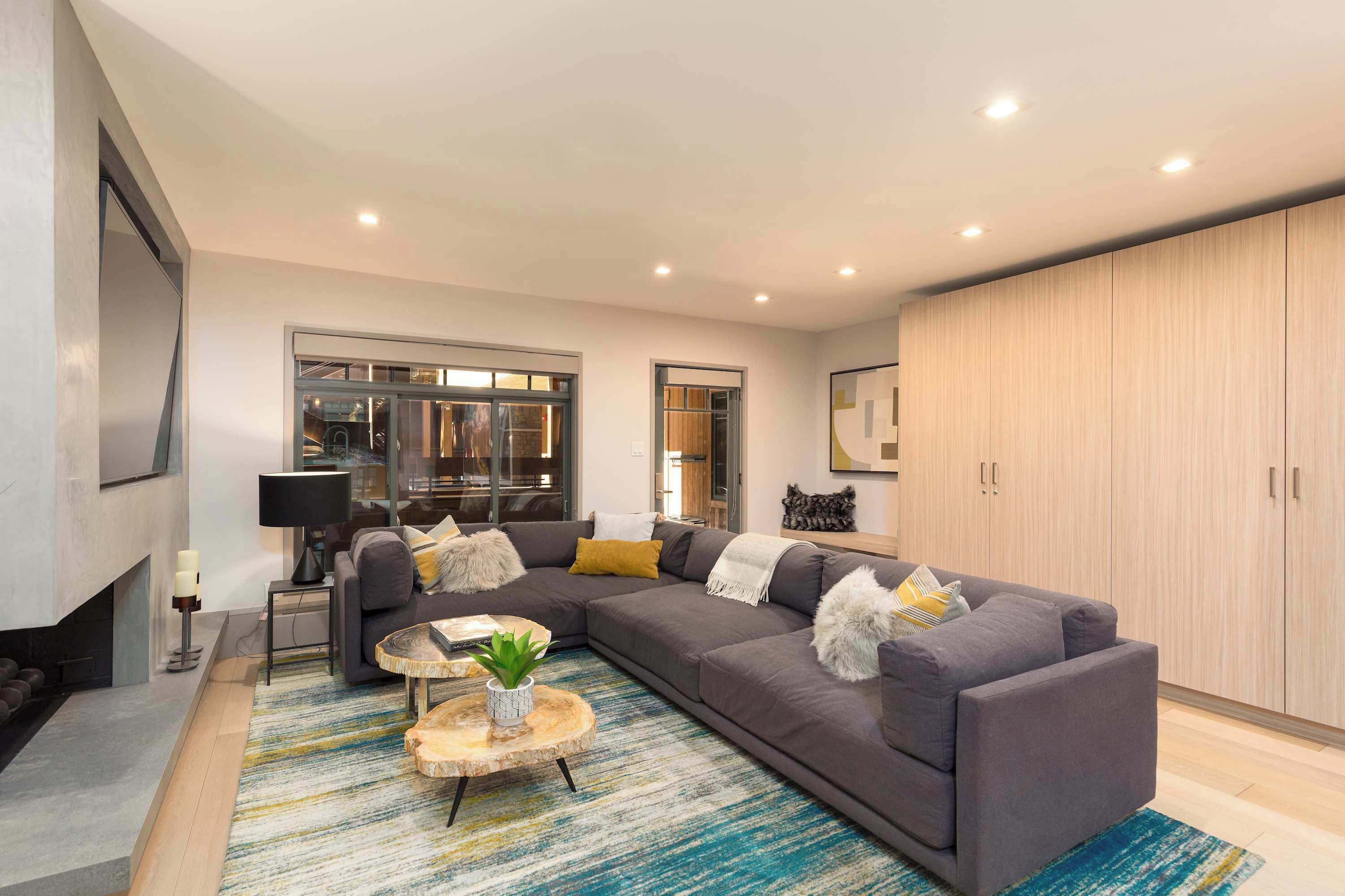 Una Smart TV, una chimenea, libros, un reproductor estéreo