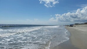 A beach with waves, a clear sky, and a few people. - Warm and cozy Beach Cottage. 3 houses from beach 5 houses from Middleton Park (Oak Island)