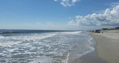 Warm and cozy Beach Cottage. 3 houses from beach 5 houses from Middleton Park