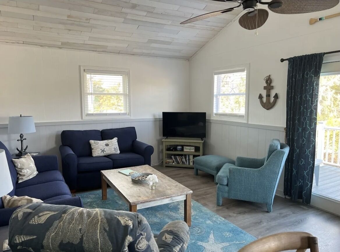 Warm and cozy Beach Cottage. 3 houses from beach 5 houses from Middleton Park