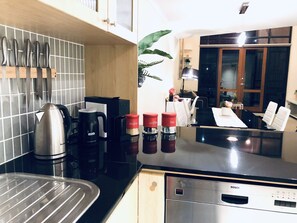Kylskåp, mikrovågsugn, ugn och spishäll
