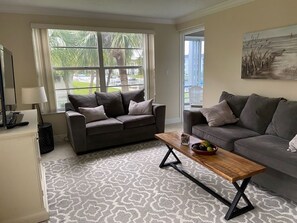 Smart-TV, DVD-spiller, bordtennis og bøker