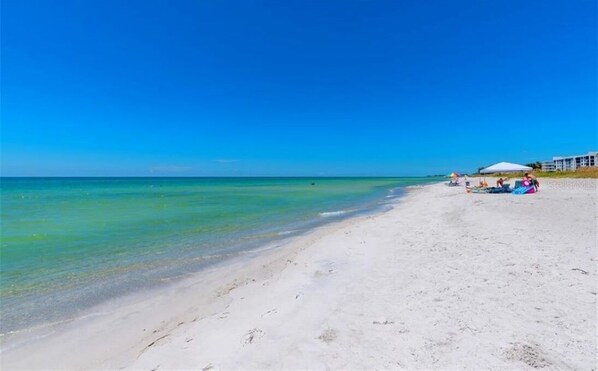 Nær stranden, solsenger og strandhåndklær
