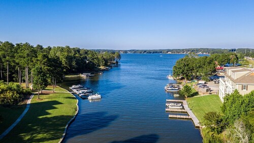 Direct Lake Access | Home Theater | Sleeps 8