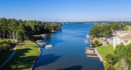 Direct Lake Access | Home Theater | Sleeps 8