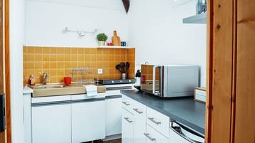 Réfrigérateur, micro-ondes, cafetiÚre/bouilloire, grille-pain