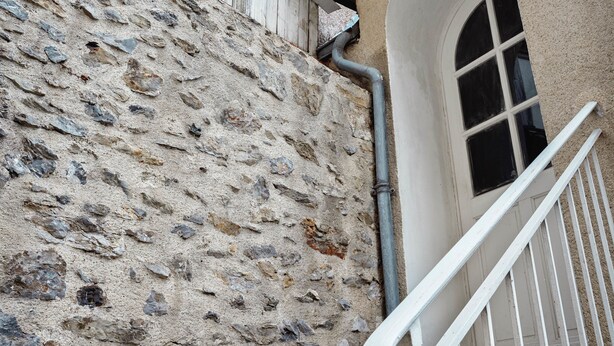 A stone wall with a window and a white railing. - Le Woody - Proche Gare - Télétravail (Laval)