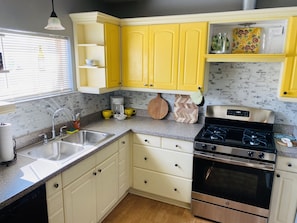 Fridge, microwave, oven, stovetop - Central location with all the right amenities for the perfect vacation. (Tucson)