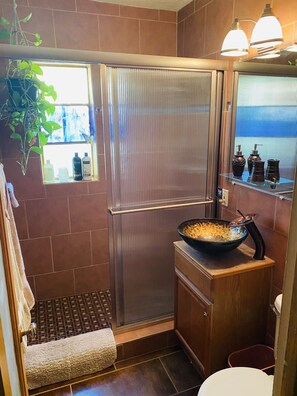 Combined shower/tub, hair dryer, towels, soap - Central location with all the right amenities for the perfect vacation. (Tucson)