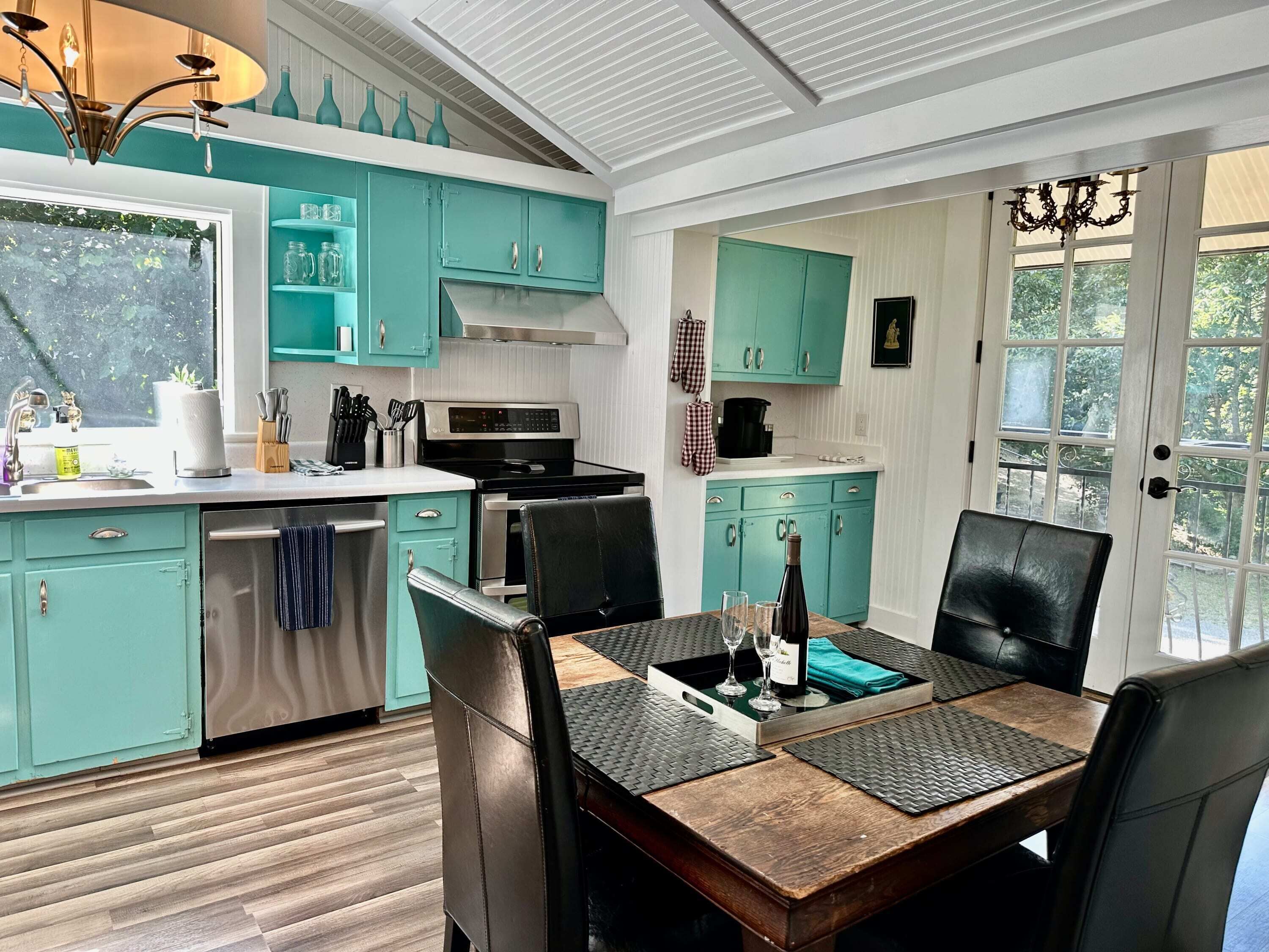 Asheville Chocolate Cabin - fire pit, hot tub