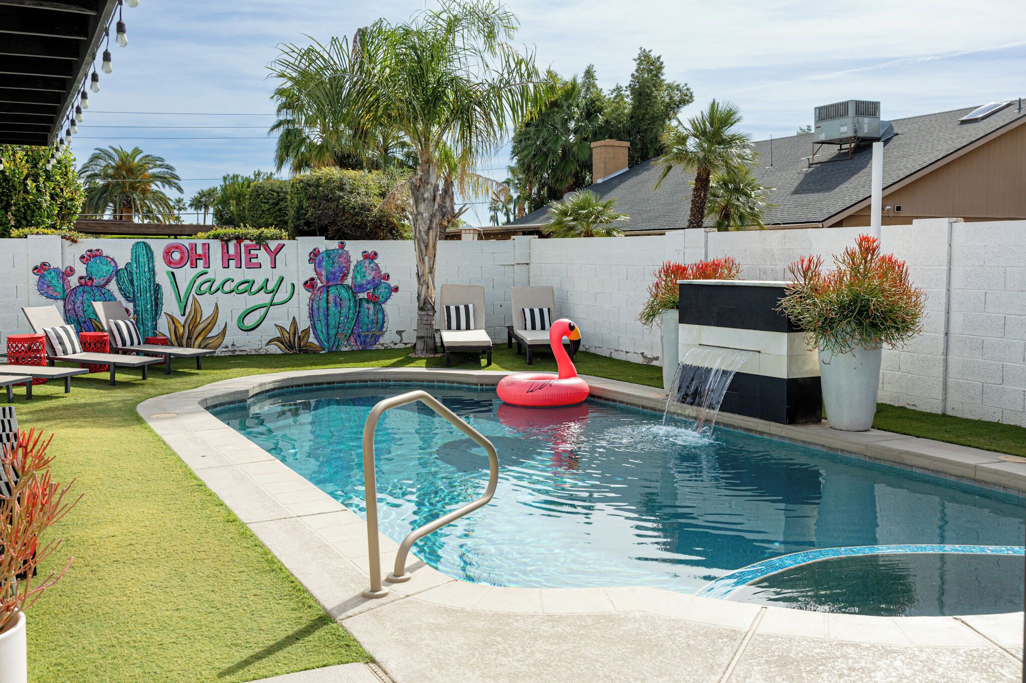 Alberca climatizada y alberca con cascada