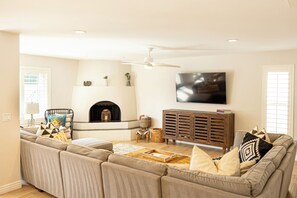 Smart TV, caminetto, videogiochi, libri