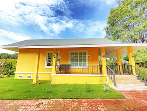 1-Bedroom Villa | Trang trí khác biệt, trang bị nội thất với thiết kế riêng biệt, bàn 