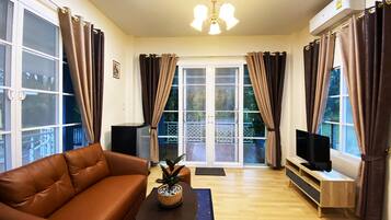 Decoración personalizada, muebles diferentes, escritorio y wifi gratis