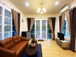 Decoración personalizada, muebles diferentes, escritorio y wifi gratis 