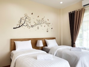 1-Bedroom Villa | Trang trí khác biệt, trang bị nội thất với thiết kế riêng biệt, bàn 