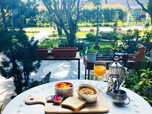 Daily buffet breakfast (THB 400 per person)