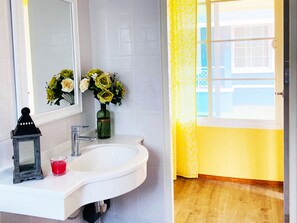 Shower, free toiletries, hair dryer, bidet - Jardin Residence Pakchong (Pak Chong)