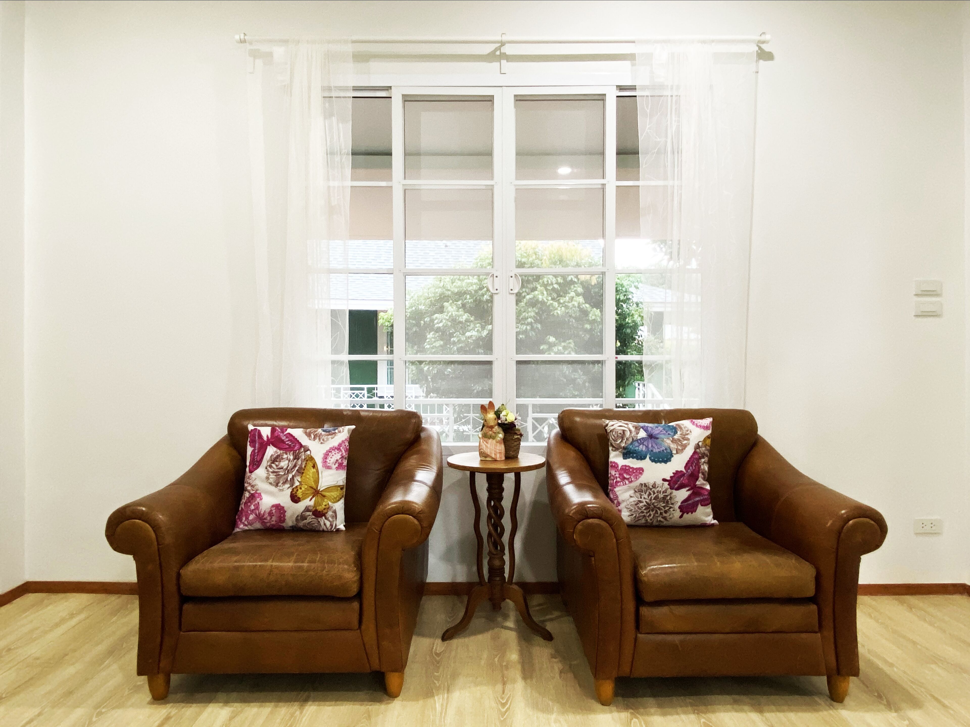 Decoración personalizada, muebles diferentes, escritorio y wifi gratis 