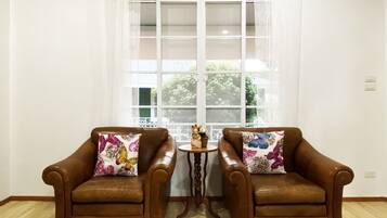 Decoración personalizada, muebles diferentes, escritorio y wifi gratis