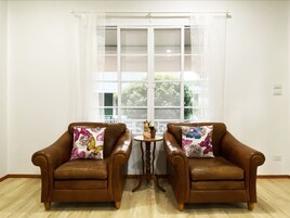 Decoración personalizada, muebles diferentes, escritorio y wifi gratis 