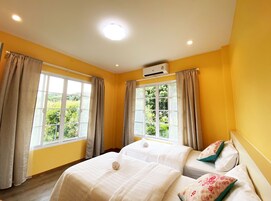 Decoración personalizada, muebles diferentes, escritorio y wifi gratis 