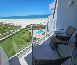 Property grounds - Sunny Oceanfront Condominium, Short Walk to the Beach (Marco Island)