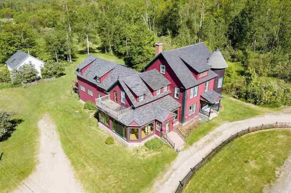 Applebrook Historic New England Home with Mountain Views, 2 Acres, Must See!