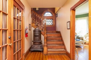 Interior - Charming Applebrook Historic Home - Mountain Views & Spacious Grounds (Jefferson)