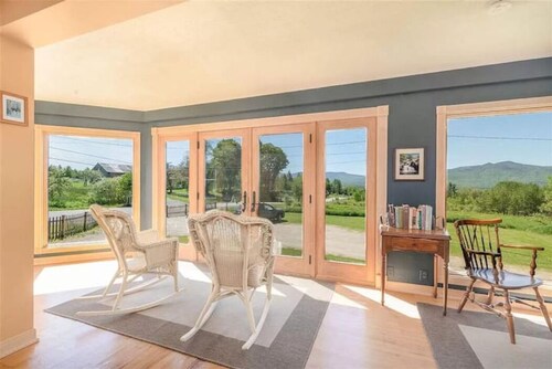 Charming Applebrook Historic Home - Mountain Views & Spacious Grounds