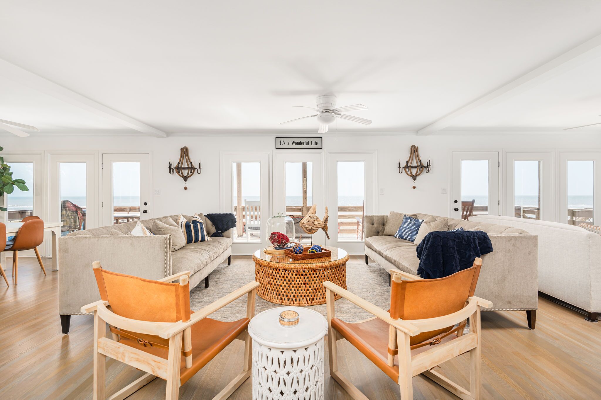 Smart-tv, bordsfotboll och ett bordtennisbord