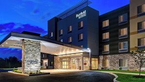 A Fairfield by Marriott hotel with a stone facade, multiple floors, and a covered entrance. - Fairfield Inn & Suites by Marriott Selinsgrove (Selinsgrove)