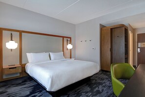 Escritorio, tabla de planchar con plancha, wifi gratis y ropa de cama 