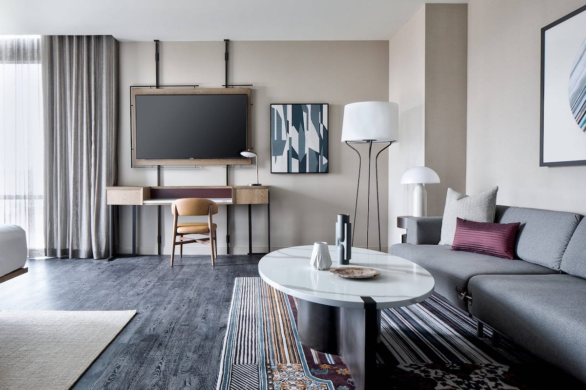 Junior suite, 1 kingsize bed, niet-roken, uitzicht op stad | Woonkamer | Een flatscreentelevisie