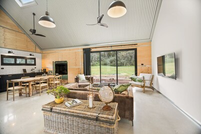 BIG Shed - Getaway for the family in the fabulous King Valley up to 6 guests