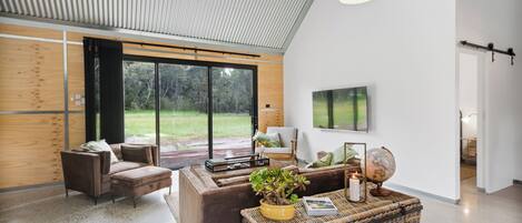 Smart-TV, Kamin, Bücher