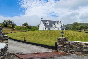 Exterior - 3 bedroom house on a farm , situated on the Beara Way walking trail. (Kenmare)