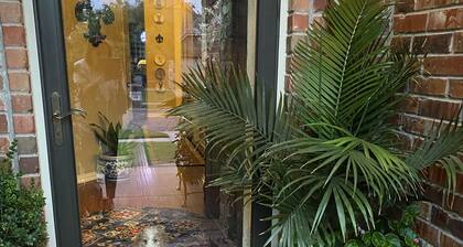 Cozy urban room! Perfect for interns, students nurses and single lady travelers.